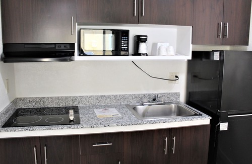 Lincoln Acres Hotel | Howard Johnson Suites by Wyndham San Diego Chula Vista/BayFt