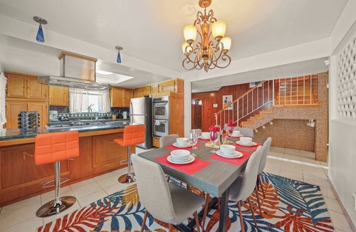 Norwalk House | Huge 5BR Jacuzzi 15min to Disneyland Sleeps 18
