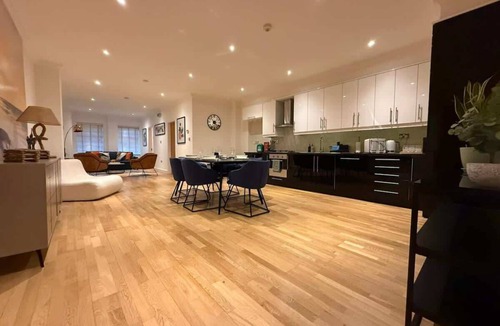 Shoreditch Apartment | Huge 90 sqm 2 BR Apartment in Shoreditch Sleeps 5