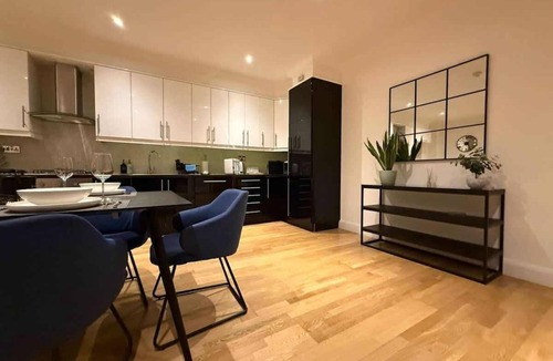 Shoreditch Apartment | Huge 90 sqm 2 BR Apartment in Shoreditch Sleeps 5