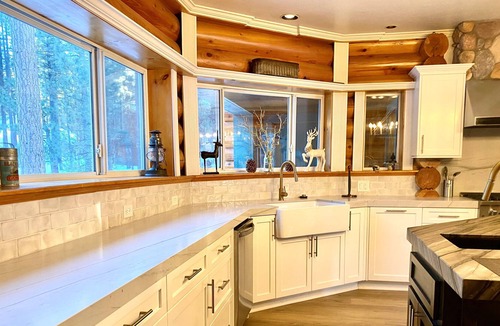 Fox Farm Cabin | Huge full log cabin,1.5 ac, spa & fireplace! Near Lake & Village! Gas Grill!