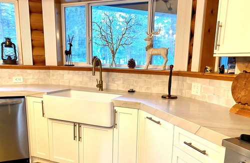 Fox Farm Cabin | Huge full log cabin,1.5 ac, spa & fireplace! Near Lake & Village! Gas Grill!