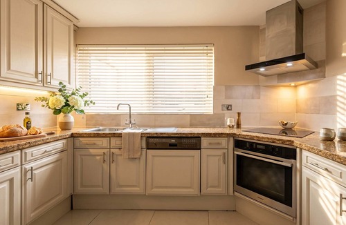 Knightsbridge Apartment | HUGE Knightsbridge 4BR Harrods HQ for 11 with Balcony, Gated Parking Acess, Unmissable Family Luxury