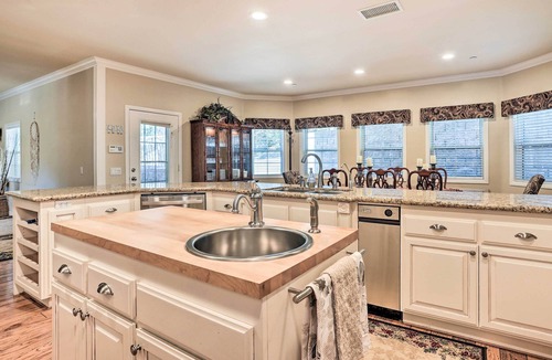 Blue Jay House | Huge Lake Arrowhead Home w/3 Decks & Grill!