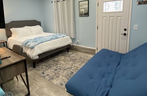 Wrightwood House | Hummingbird Suite