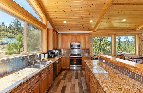 Castle Glen Estates Cabin | Hunter's Lakeview: Luxury Log Style Lodge in Castle Glen with Unobstructed Views! Game & Movie Rooms!