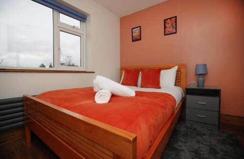 Loughborough Apartment | Hyped Properties' Spacious 6BR Home Ideal for Groups & Business Stays in Leicestershire with Free Parking