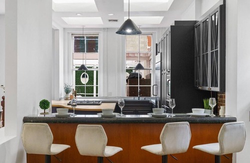 East Village House | Iconic 9BR Landmark in Gaslamp | Sleeps 14