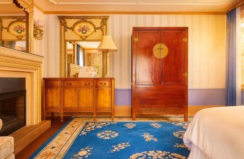 West Hollywood House | Iconic Hollywood Homestay Near Walk Of Fame