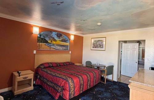 Southwest Anaheim Hotel | Iconic motel on Beach Boulevard only 5 mins from Knotts Berry Farm and Soak City