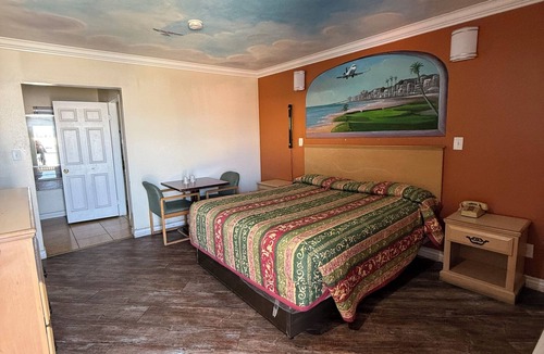 Southwest Anaheim Hotel | Iconic motel on Beach Boulevard only 5 mins from Knotts Berry Farm and Soak City