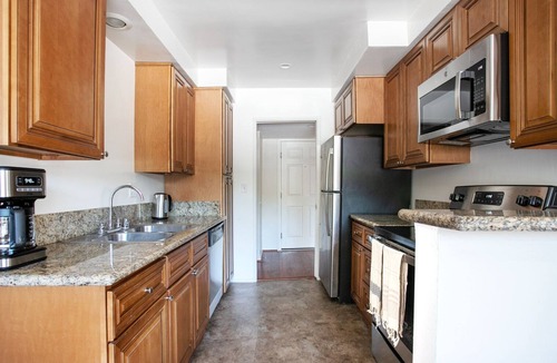 Encino Apartment | Ideal Encino 2BR w/W/D, Pool & Gym, nr Ventura Blvd, by Blueground