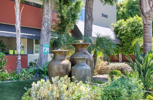 Encino Apartment | Ideal Encino 2BR w/W/D, Pool & Gym, nr Ventura Blvd, by Blueground