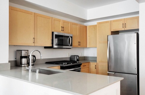 Hollywood Apartment | Ideal Hollywood 1BR w/Gym, Pool & Spa, nr. Sunset Blvd, by Blueground