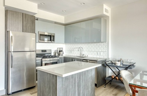 Mid-Wilshire Apartment | Ideal Mid-Wilshire Studio w/Gym, Pool, walk to S. La Brea, by Blueground
