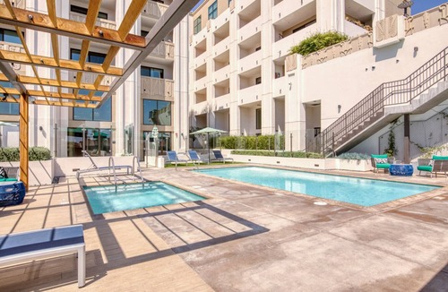 Mid-Wilshire Apartment | Ideal Mid-Wilshire Studio w/Gym, Pool, walk to S. La Brea, by Blueground