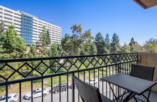 Westwood Apartment | Ideal Westwood 1BR w/Gym, nr. UCLA/Medical Center by Blueground