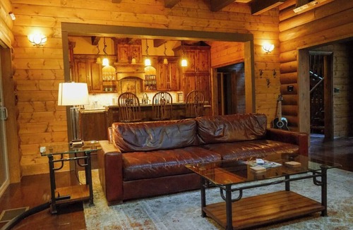 Idyllwild Cabin | Idyll-Lodge Executive Retreat on Strawberry Creek, Spa, AC, 1.5 Acre, 3 King Bed, Secluded!