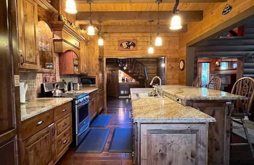 Idyllwild Cabin | Idyll-Lodge Executive Retreat on Strawberry Creek, Spa, AC, 1.5 Acre, 3 King Bed, Secluded!