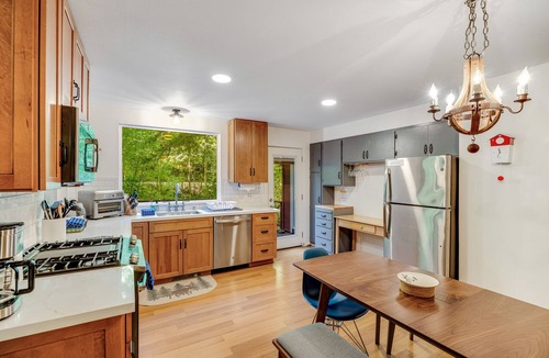 Cazadero Cabin | Idyllic creekside getaway- cozy, cute & updated