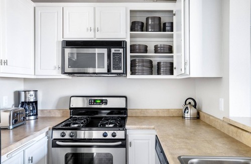 Greater Wilshire - Hancock Park Apartment | Impeccable Hancock Park 2BR w/Pool, Gym, walk to shops, by Blueground