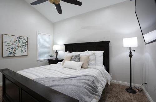 Hermosa Village House | Incredible 5 Bedroom, 4 Bath, Rock Pool & Jacuzzi Home, 1/2 Mile Walk To Disney