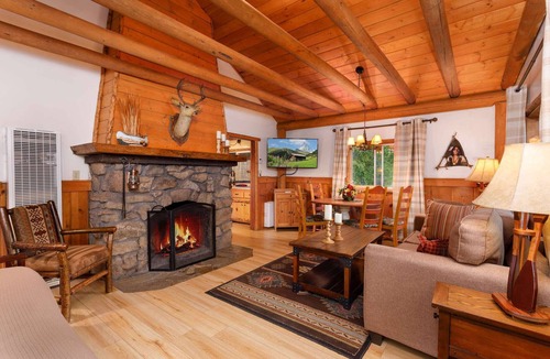 Twin Peaks Hotel | Indian Outpost - Native America Themed | Close to the Pool | Horseshoes