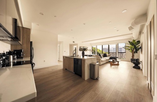 Wilshire Montana Apartment | Indulge in Coastal Luxury Stunning 3BR Ocean Views.