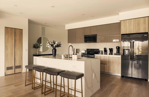 Wilshire Montana Apartment | Indulge in Coastal Luxury Stunning 3BR Ocean Views.