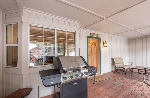 Yosemite West House | Inside Yosemite Park Winter Wonderland