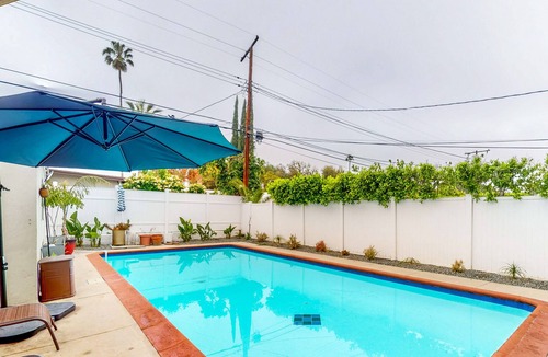 Canoga Park House | Inviting Dog-Friendly - Pool, Kitchen, & Fireplace