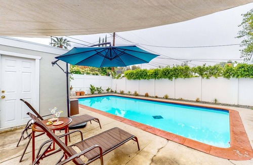 Canoga Park House | Inviting Dog-Friendly - Pool, Kitchen, & Fireplace