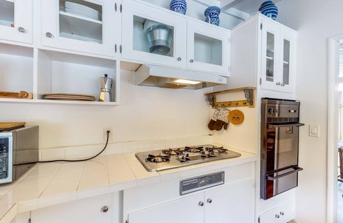 Canoga Park House | Inviting Dog-Friendly - Pool, Kitchen, & Fireplace