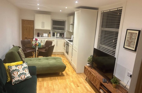 Vauxhall House | Inviting VauxhallRetreat Space with Garden that Accommodates Up to 5 Guests