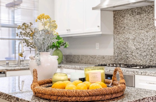 Oak Creek Condo | Irvine Oasis - Luxury 2BR Condo