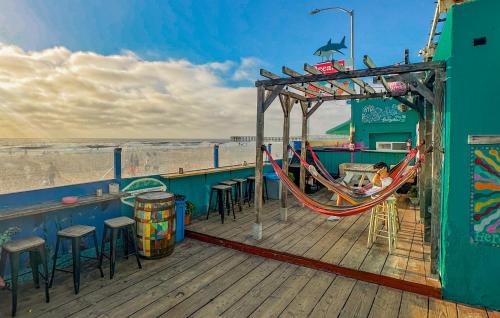 Pacific Beach Hostel | ITH San Diego Beach Bungalow Surf Hostel
