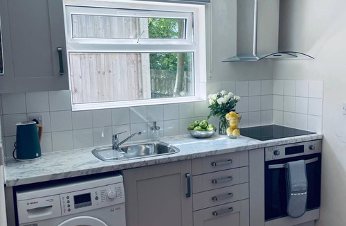 Golders Green Cottage | Ivy Cottage Two Bedroom & Garden in Temple Fortune