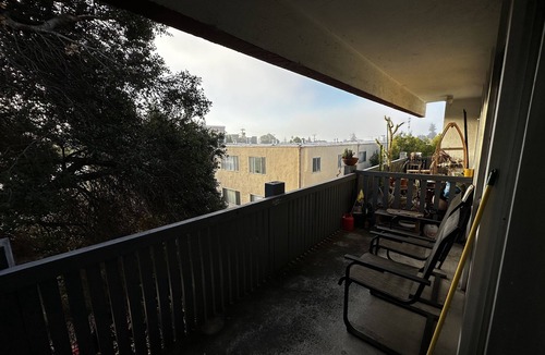 Oakland Apartment | Ivy Hill Close to Oakland/Alameda/San Francisco hospitals Covered garaged park.