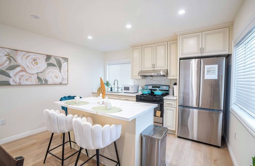 Mayflower Village House | Jie’s 3b3b Arcadia Spacious House with fence yard