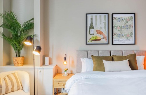 Barry Apartment | Jimmy Suite I Modern Central 2BR Apartment I Sleeps 6 I Near Gavin and Stacey House I Barry High Street I Barry Train Station I Barry Island I WiFi I Parking and Easy Cardiff Access