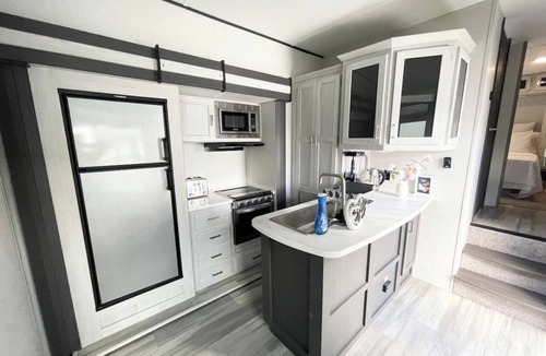 Lincoln Acres House | Johnny Love, Modern and Bright Paradise RV