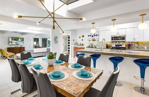 Palm Springs House | Jolly Rancher at Little Beverly Hills – Midcentury Pool Home w/Spa, Fire Pit & Putting Green