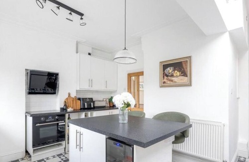 Southfields House | Just a 3- to 10-minute walk from various bustling restaurant districts and 20 minutes from central London