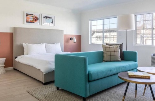 Piedmont Avenue House | Just a brief walk to Kaiser Permanente Oakland Medical Center!