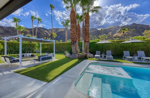Vista Las Palmas House | K0018 - Casa La Vista: 4 bdr MidCentury Alexander Home Huge Backyard with Mtn V