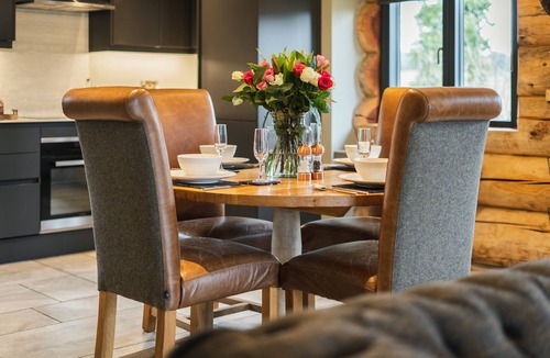 Addingham Cottage | KEEPERS CABIN, pet friendly, with hot tub in Addingham