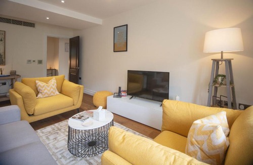 Royal Borough of Kensington and Chelsea Apartment | Kensington High Street One Bed with Air Con