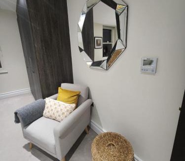 Royal Borough of Kensington and Chelsea Apartment | Kensington High Street One Bed with Air Con