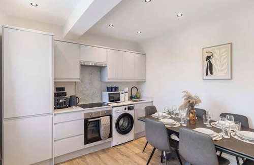 Kew Apartment | Kew View Suite 2BR Sleeps 9, near Central London