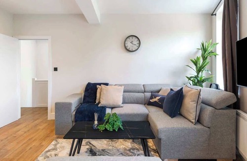 Kew Apartment | Kew View Suite 2BR Sleeps 9, near Central London